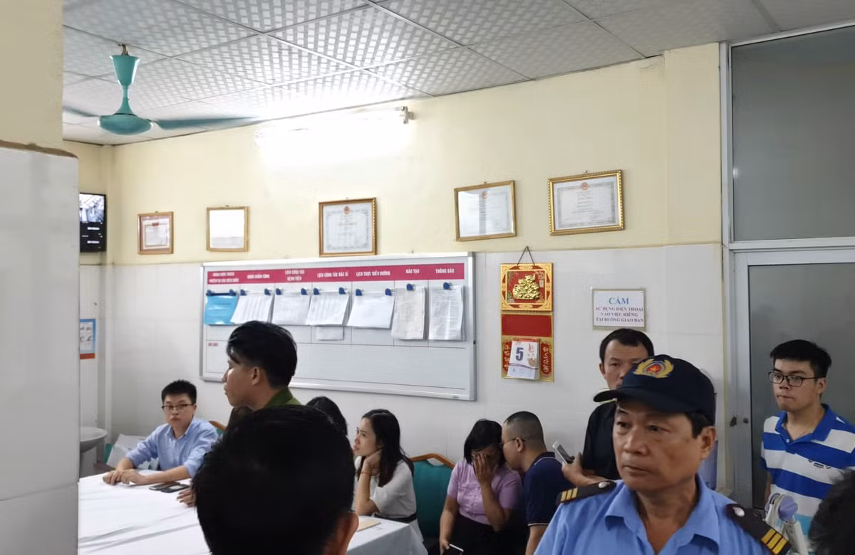 Canh tuong truong GateWay tac trach khien hoc sinh tu vong vi bi bo quen tren o to-Hinh-2