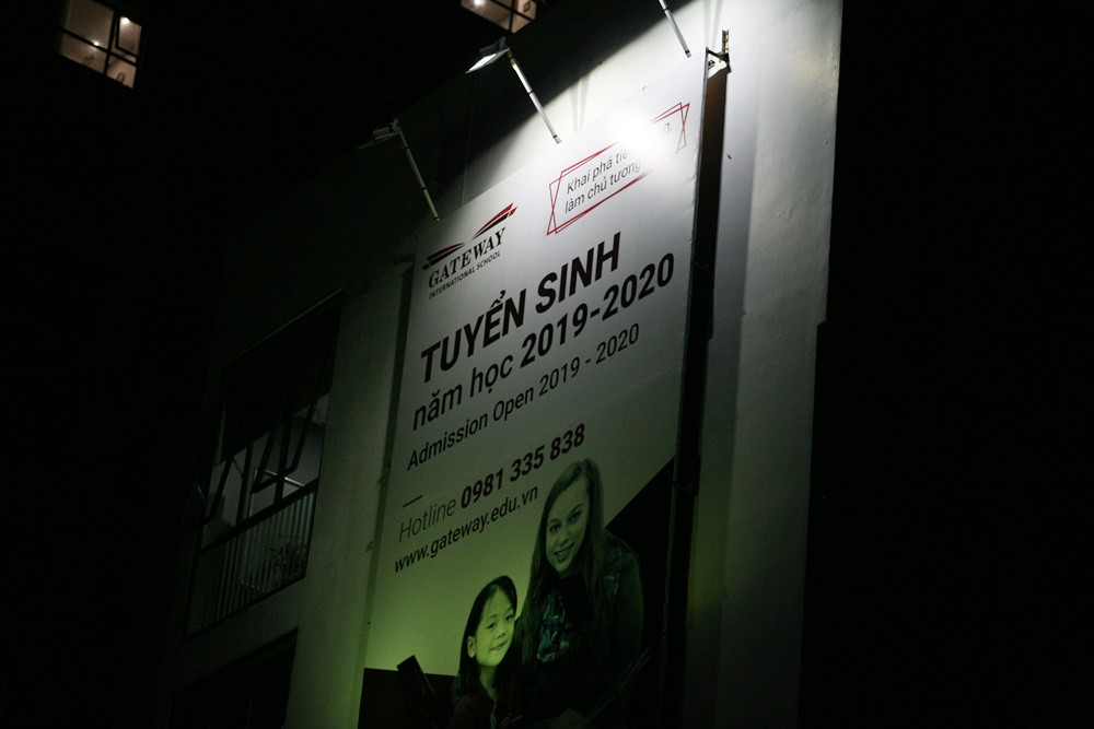 Bảng thông báo tuyển sinh năm học 2019-2020 được nhà trường gắn nổi bật bên ngoài.