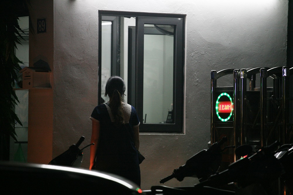 Những người không có nhiệm vụ liên quan không được vào bên trong, và nếu ra vào trường phải xuất trình giấy tờ, cùng với nhiều thông tin.