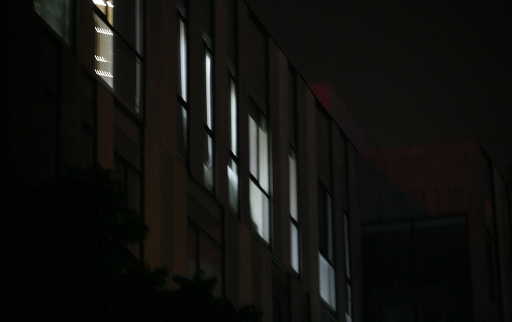 Bóng đèn bên trong một số phòng của nhà trường vẫn bật sáng trưng vào tối muộn 6/8.