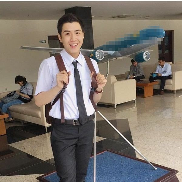 Sở hữu chiều cao ấn tượng 1m82 cùng khuôn mặt khá điển trai, lịch lãm, anh chàng Hải Cường khiến hội chị em điên đảo khi khoác trên mình bộ đồng phục tiếp viên hàng không.