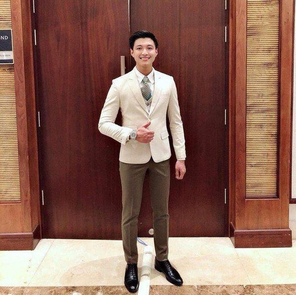 Nam tiếp viên hàng không chỉ sở hữu chiều cao 1m80 mà còn gây ấn tượng bởi làn da trắng và nụ cười duyên “đốn tim” phái nữ.