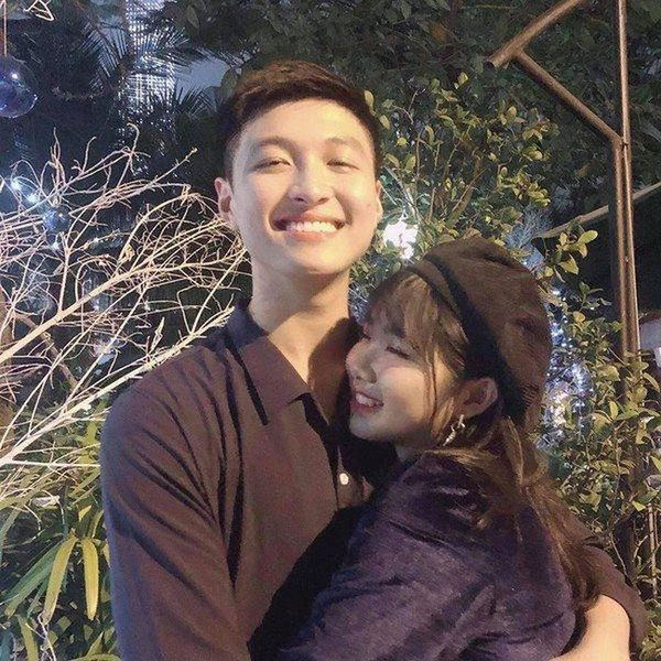 Trên Facebook cá nhân của mình, anh chàng này thường xuyên đăng tải hình ảnh trong bộ đồng phục tiếp viên hàng không cùng các đồng nghiệp khác. Dù được hội chị em để ý nhưng rất tiếc anh chàng này hoa đã có chậu.