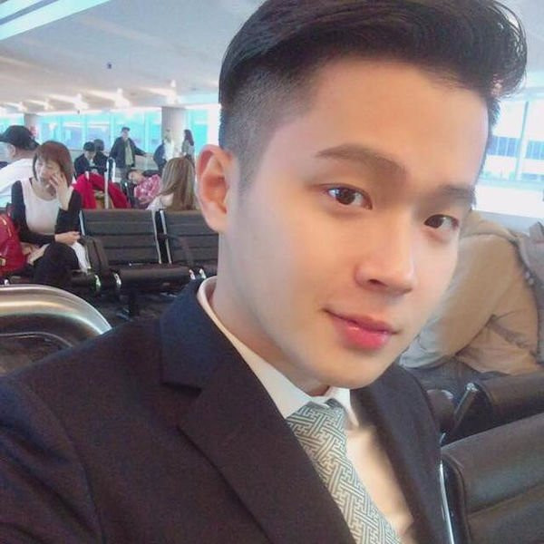 Nguyễn Quốc Huy: Sở hữu ngoại hình như ngôi sao Hàn Quốc, Nguyễn Quốc Huy là một trong những chàng tiếp viên hàng không để lại ấn tượng nhiều nhất trong lòng chị em. Quốc Huy bắt đầu làm nghề này từ khi còn là sinh viên năm 3. Nhờ sự giúp đỡ, hỗ trợ của đoàn tiếp viên vừa bay, vừa học nên hiện giờ anh được đứng trong hàng ngũ này.