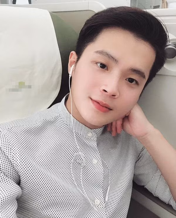 Trước đó, anh chàng từng là Cử nhân ngành Quản trị kinh doanh vận tải hàng không của Học viện hàng không VN, có điểm Toeic là 855.