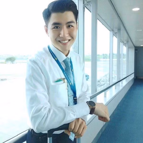 Hải Cường: Với vẻ ngoài điển trai, anh chàng Hải Cường (1996) bỗng nhiên nổi tiếng sau một đêm. Thời điểm được chú ý vào năm 2017, 9X đang theo học ở Trung tâm huấn luyện bay của một hãng hàng không nổi tiếng tại TP. HCM.