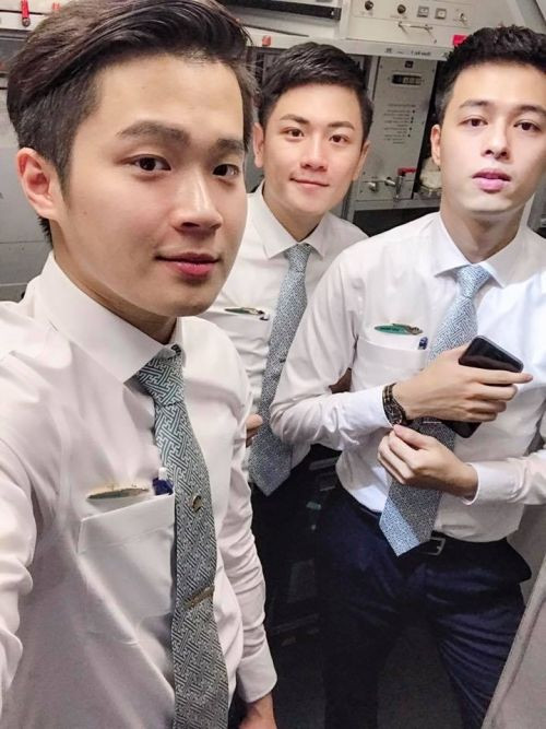 Nguyễn Quốc Huy là một trong ba anh chàng tiếp viên hàng không của từng gây chú ý trong bức ảnh selfie cùng nhau.