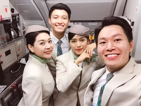 Được biết, anh chàng đã theo nghề tiếp viên hàng không được gần 4 năm và đây cũng là công việc mơ ước từ nhỏ của Hưng. Nó giúp anh chàng được đi du lịch, có nhiều kiến thức hơn trong cuộc sống, cải thiện khả năng giao tiếp cũng như thấu hiểu mọi người xung quanh.