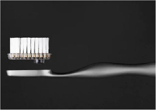 Bàn chải được làm từ hợp kim titan đắt tiền. Khách mua được miễn phí 3 năm dùng dịch vụ thay lông bàn chải, sau đó phí dịch vụ là 400 USD/3 năm (~9,2 triệu đồng/3 năm), 800 USD/7 năm (~18,5 triệu đồng/7năm), 1.600 USD/11 năm (~37,1 triệu đồng).