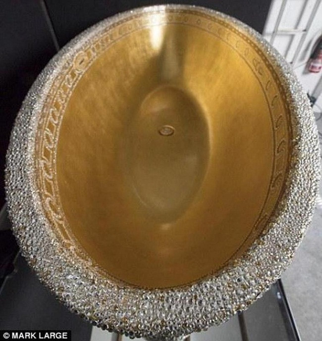 Chiếc bồn tắm toát lên sự sang chảnh cho người sử dụng với vẻ đẹp lấp lánh