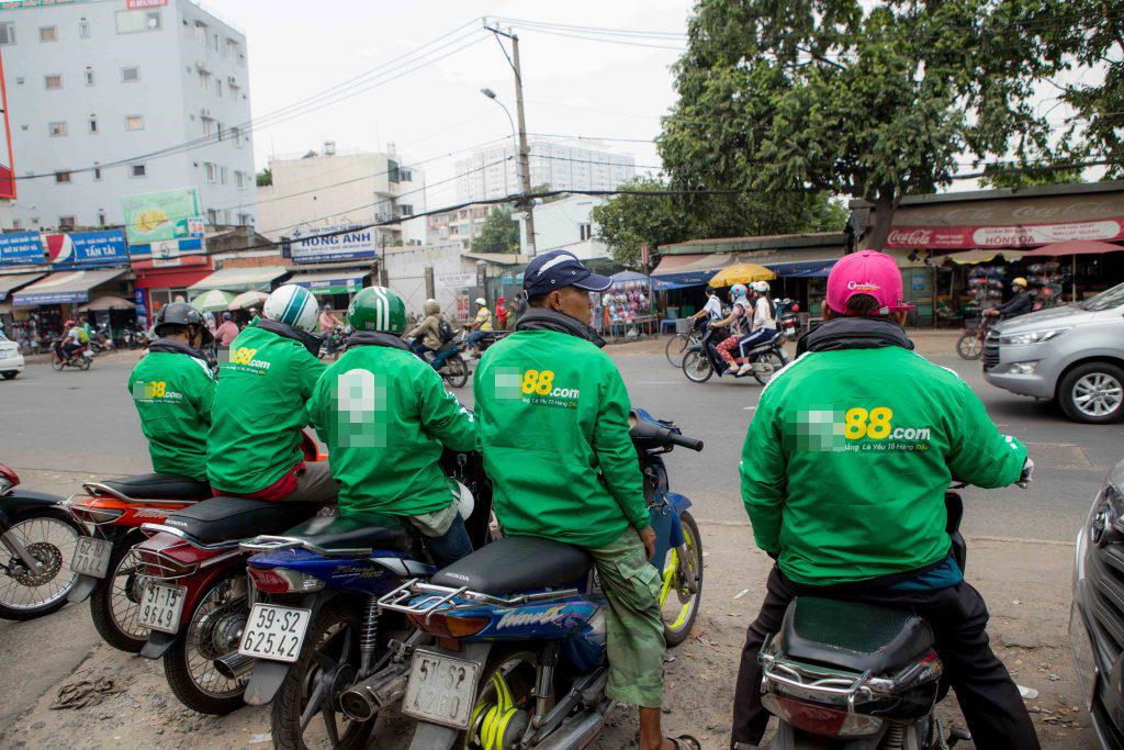 Sau Kha Banh, Tram Anh, ai dang quang ba co bac online o Viet Nam?