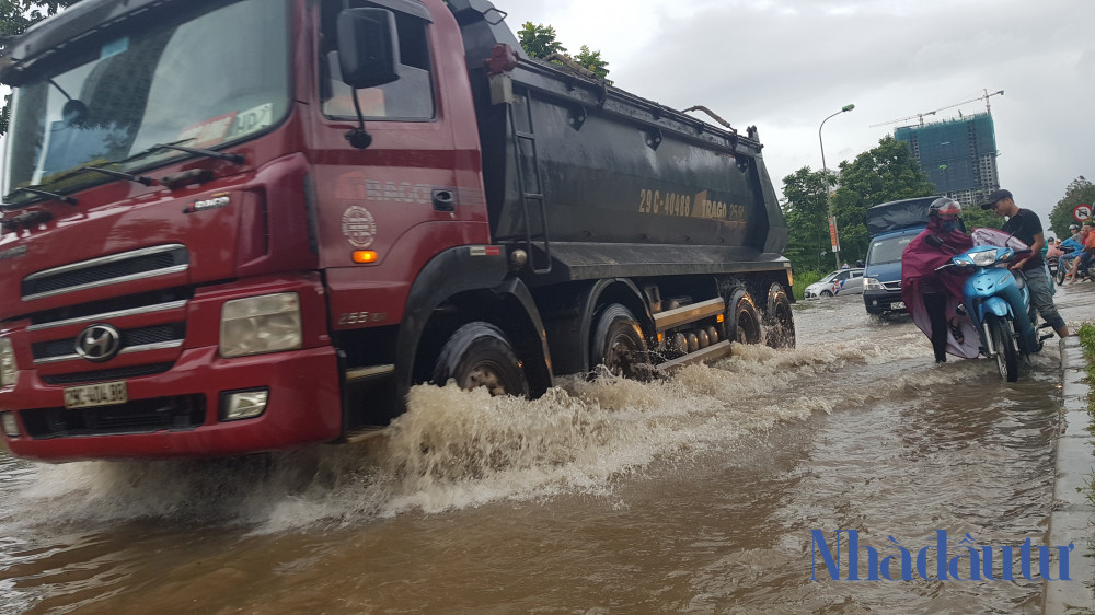 Lối rẽ từ Đại lộ Thăng Long vào Thiên đường Bảo Sơn ngập gần 1m.