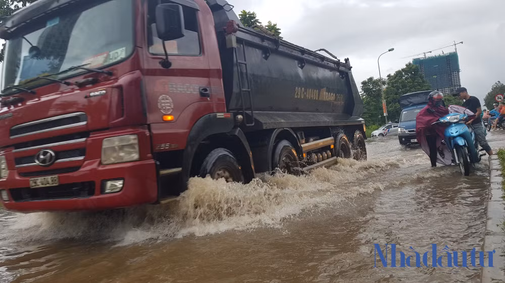 Lối rẽ từ Đại lộ Thăng Long vào Thiên đường Bảo Sơn ngập gần 1m.