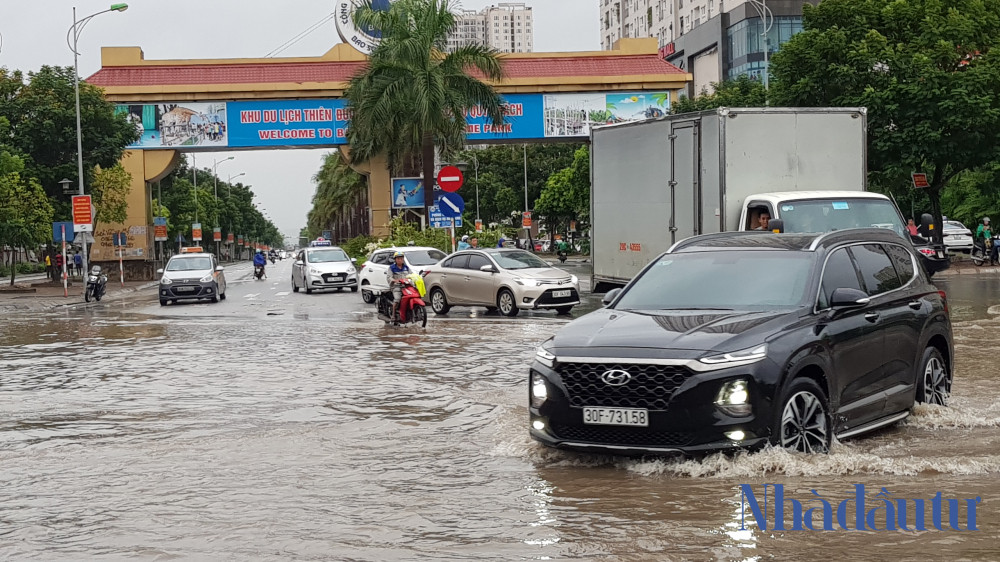 Cổng vào Thiên đường Bảo Sơn ngập trong biển nước.