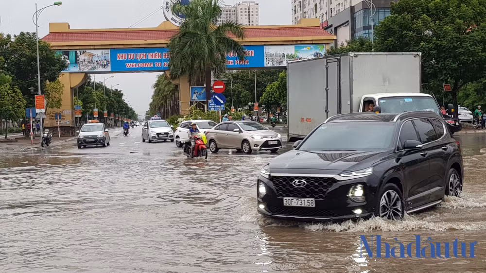 Cổng vào Thiên đường Bảo Sơn ngập trong biển nước.
