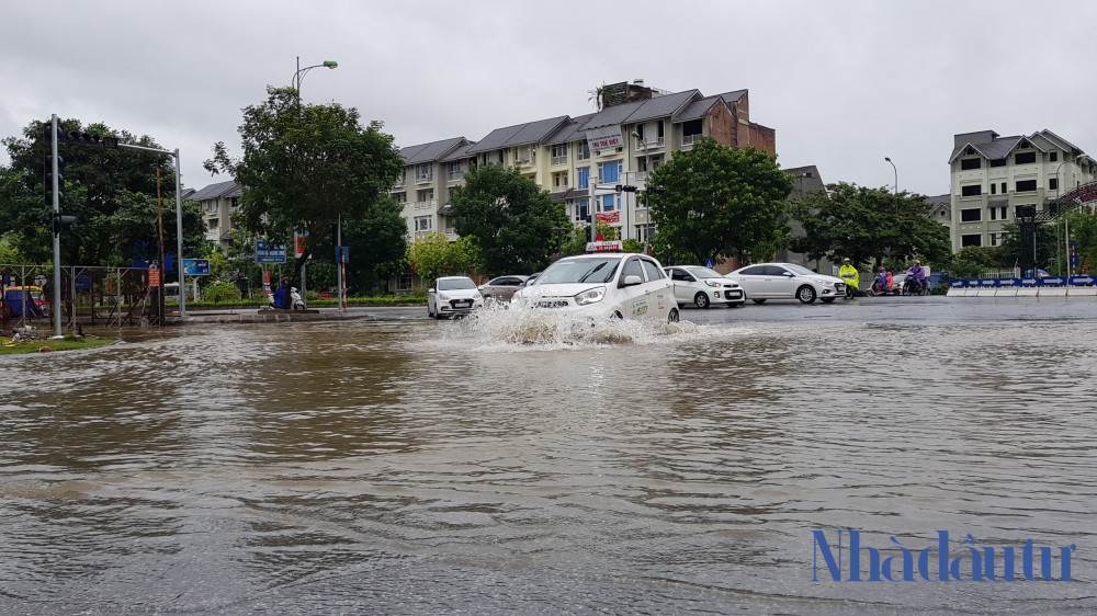 Cách đấy không xa, tại cổng Khu đô thị Nam An Khánh cũng bị ngập sâu.