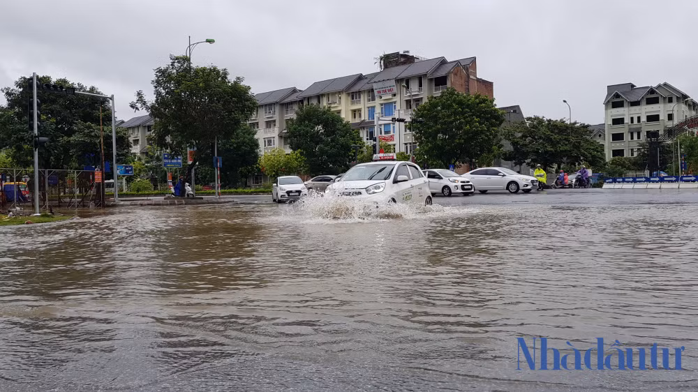 Cách đấy không xa, tại cổng Khu đô thị Nam An Khánh cũng bị ngập sâu.