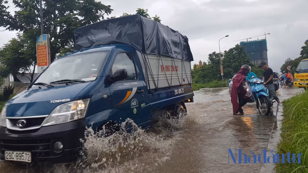 Xe tải đi qua đoạn đường này cũng gặp khó khăn.