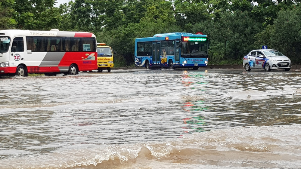 Xe buýt đi lại cũng gặp khó khăn khi đi qua đoạn đường ngập.