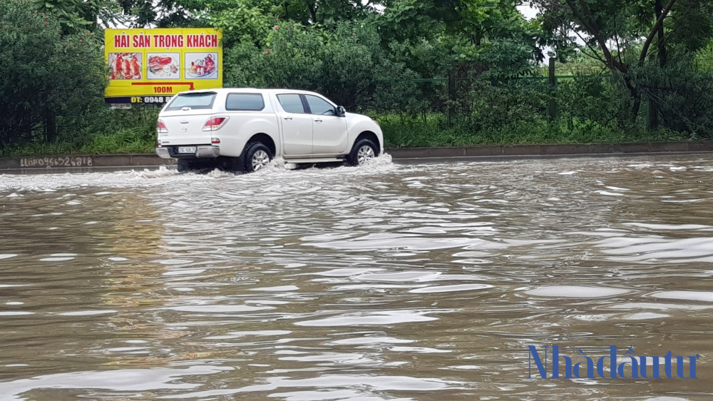 Nước mênh mông đoạn giao Đại lộ Thăng Long - Lê Trọng Tấn.