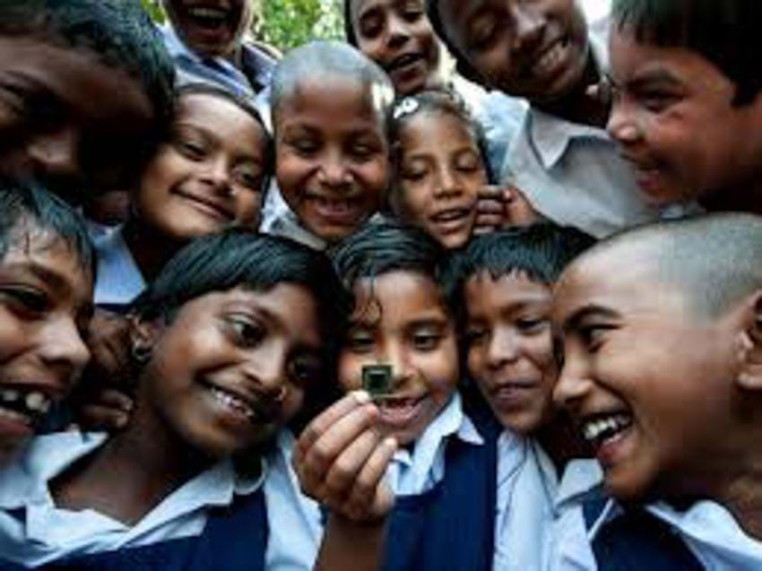 Sức lôi cuốn của khám phá, học hỏi: Các học sinh tiểu học thuộc một trường làng thích thú ngắm một bộ vi xử lý các dữ kiện tin học khi tham quan một viện nghiên cứu ở thành phố Kolkata của Ấn Độ.