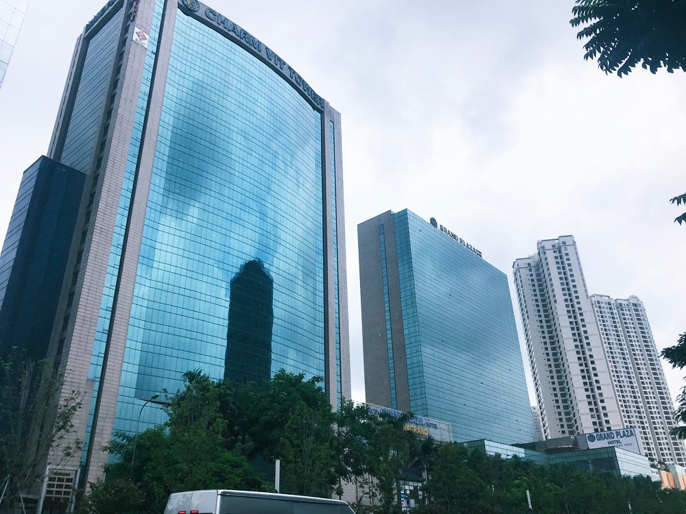 Theo tìm hiểu của PV, khách sạn Grand Plaza Hà Nội là khách sạn 5 sao, nằm trong tổ hợp Trung tâm thương mại - Khách sạn cao cấp Grand Plaza, gồm 2 tòa tháp cao 30 tầng, tổng cộng 618 phòng nghỉ với đầy đủ các tiện nghi cao cấp trong đó có 5 phòng Royal Suite - mỗi phòng rộng 157 mét vuông và 1 phòng Presidential Suite rộng 410 mét vuông. Tổng số vốn đầu tư thực tế vượt quá gần gấp đôi con số ban đầu là 160 triệu USD...