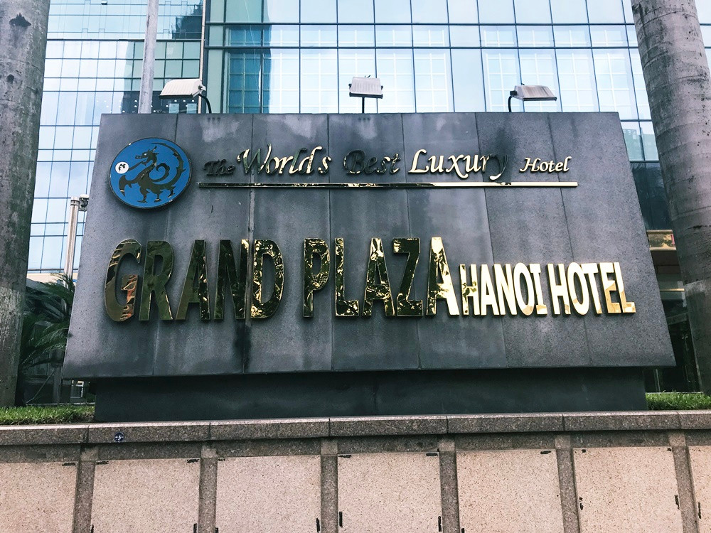 Hiện sự việc nhân viên khách sạn dát vàng Grand Plaza đuổi người trú mưa ở Hà Nội vẫn đang là "tâm điểm nóng" của dư luận.