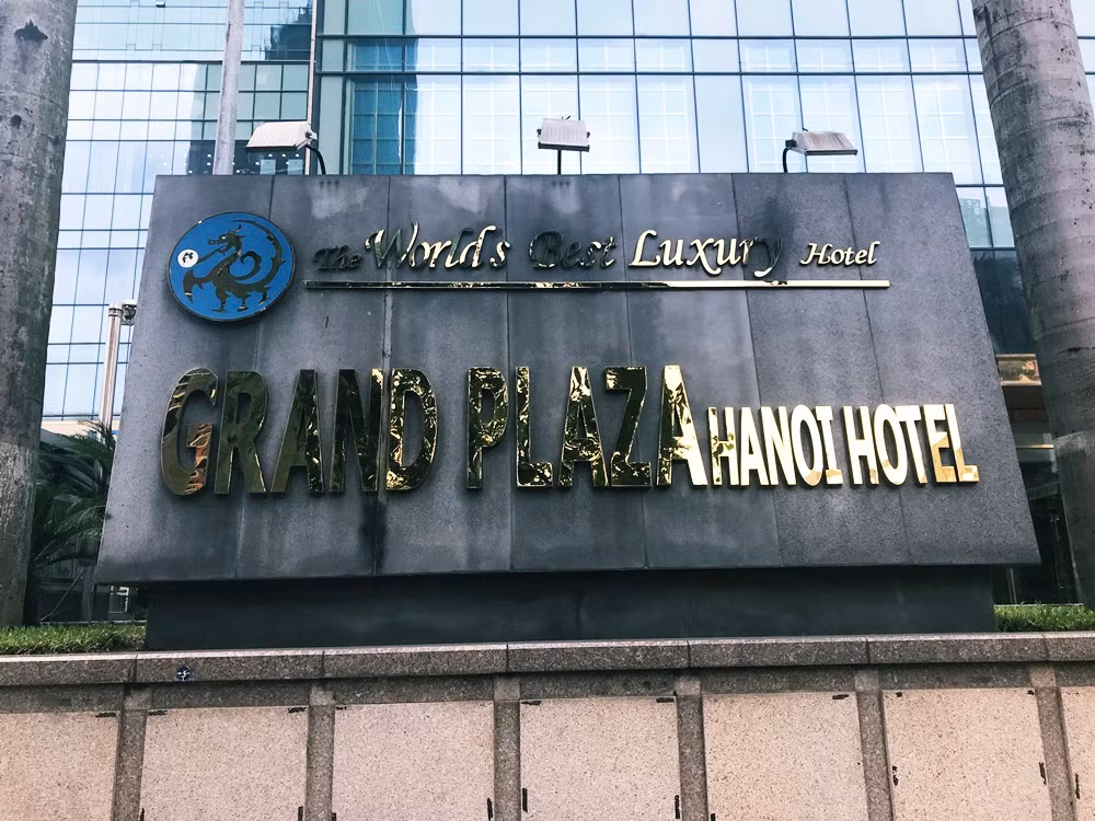 Hiện sự việc nhân viên khách sạn dát vàng Grand Plaza đuổi người trú mưa ở Hà Nội vẫn đang là "tâm điểm nóng" của dư luận.