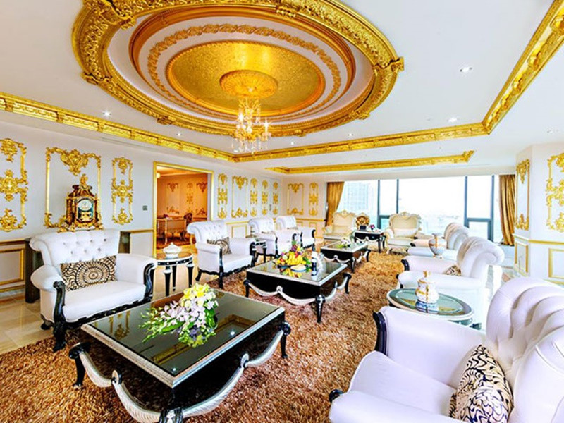 Khách sạn Grand Plaza có 4 phòng họp, 9 phòng chức năng được trang bị hiện đại với đầy đủ các dịch vụ cho thuê trang thiết bị - internet - dịch vụ phô tô - in ấn - chuyển thư tín - đánh máy. Riêng phòng họp Grand Millenium có sức chứa lên đến 1200 khách - phòng Crystal có sức chứa 600 khách phù hợp với việc tổ chức các hội nghị - hội thảo - họp chuyên đề - tiệc cưới.