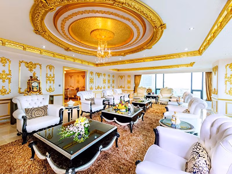 Khách sạn Grand Plaza có 4 phòng họp, 9 phòng chức năng được trang bị hiện đại với đầy đủ các dịch vụ cho thuê trang thiết bị - internet - dịch vụ phô tô - in ấn - chuyển thư tín - đánh máy. Riêng phòng họp Grand Millenium có sức chứa lên đến 1200 khách - phòng Crystal có sức chứa 600 khách phù hợp với việc tổ chức các hội nghị - hội thảo - họp chuyên đề - tiệc cưới.