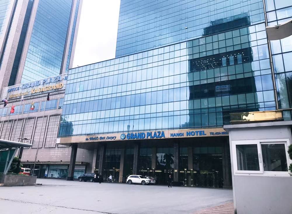 Phía bên ngoài khách sạn Grand Plaza, nơi xảy ra sự việc nhân viên đuổi người trú mưa gây phẫn nộ dư luận.