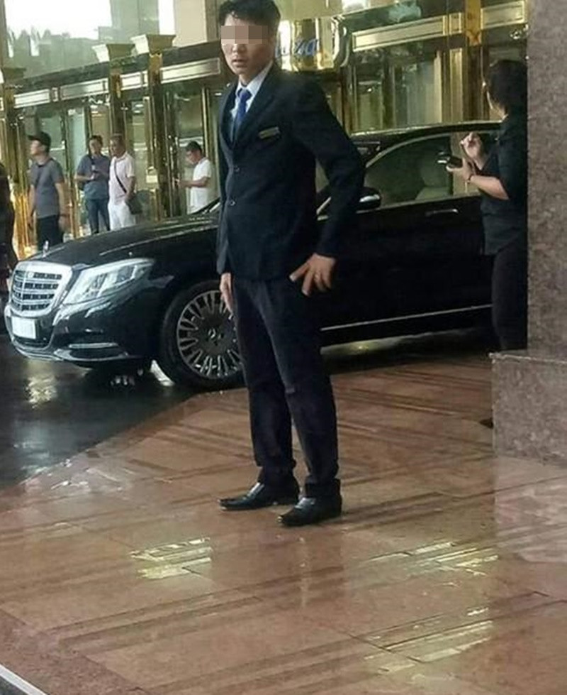 Hình ảnh nam nhân viên được cho là đã đuổi người trú mưa ra khỏi sảnh khách sạn Grand Plaza Hotel. Đáng nói, trong số những người bị đuổi có cả phụ nữ và trẻ em. (Ảnh: Infonet).