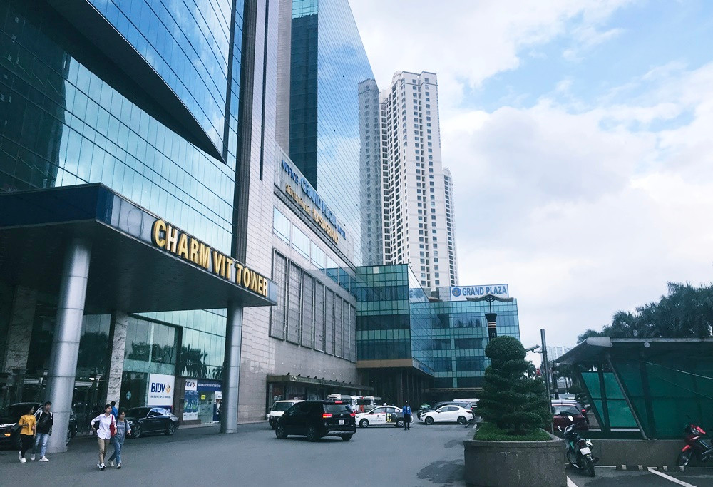 Khách sạn Grand Plaza chính thức khai trương dịp cả nước tưng bừng kỷ niệm Đại lễ 1000 năm Thăng Long - Hà Nội (2010) và được gắn biển công trình 1000 năm Thăng Long - Hà Nội.