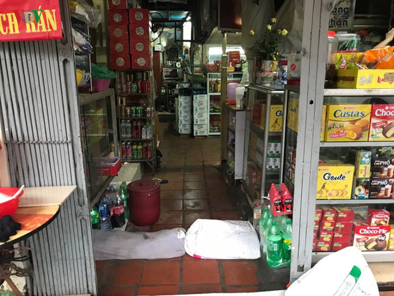 Người dân sống ở khu vực này phải dùng bao cát để ngăn nước tràn vào nhà.