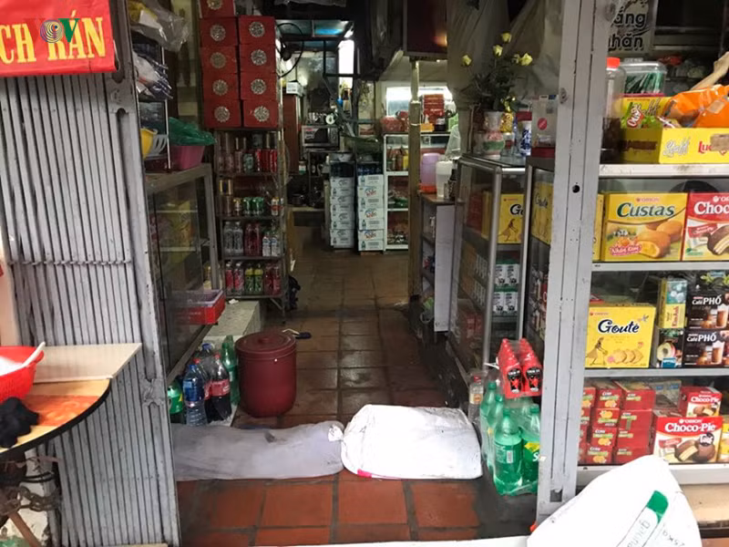 Người dân sống ở khu vực này phải dùng bao cát để ngăn nước tràn vào nhà.