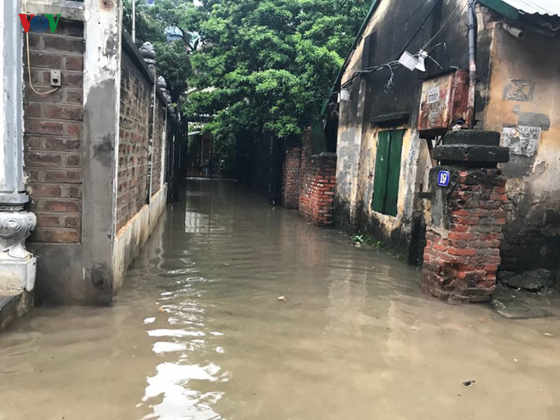 Đường vào chùa Nền, phố Láng Thượng ngập trong nước.