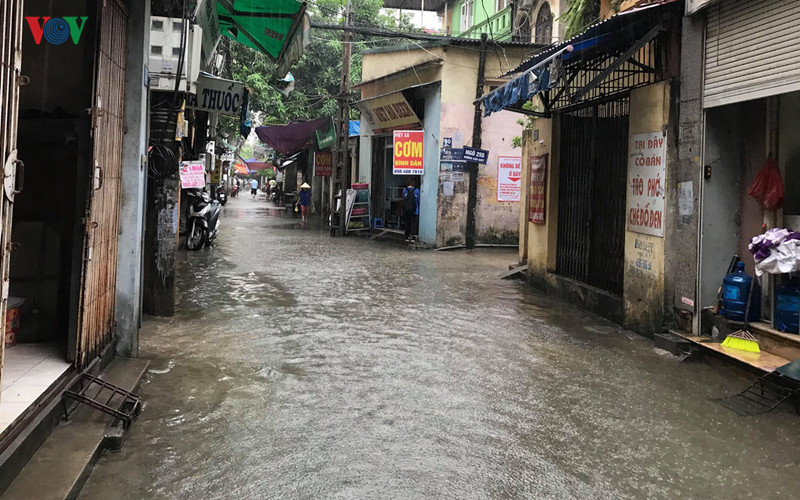 Tại ngõ 165 Cầu Giấy, nước ngập vẫn chưa thể rút.