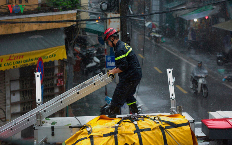 Người lính cứu hỏa đội mưa làm nhiệm vụ.