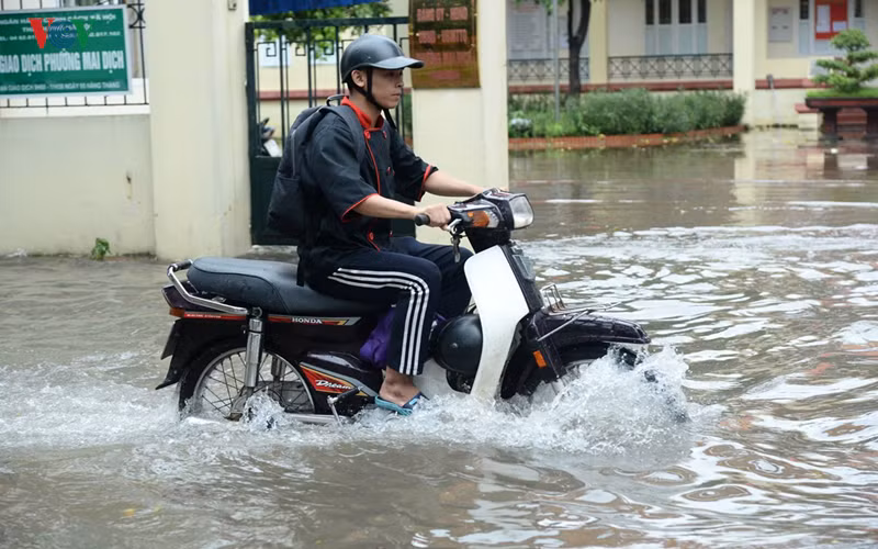 Sau ảnh hưởng của cơn bão số 3, dù trời đã ngớt mưa tại một số khu vực ở Hà Nội, nhưng nước vẫn chưa kịp rút do mưa kéo dài.