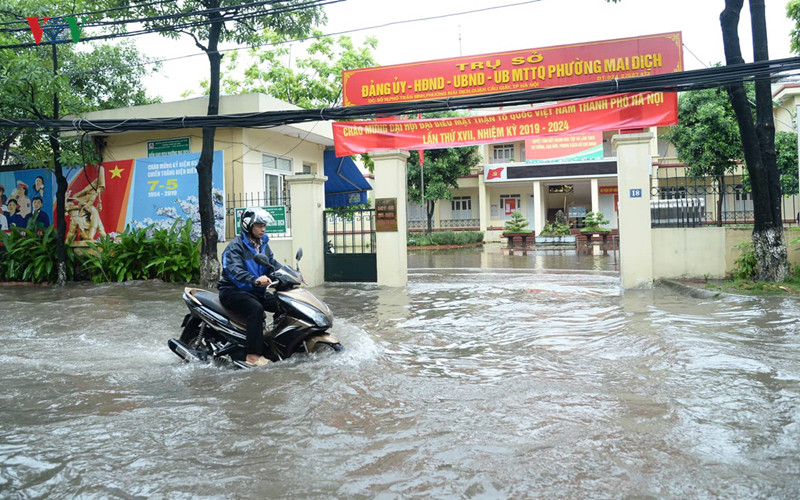 Đoạn ngập tại trụ sở Đảng ủy, HĐND, UBND, UB MTTQ phường Mai Dịch.