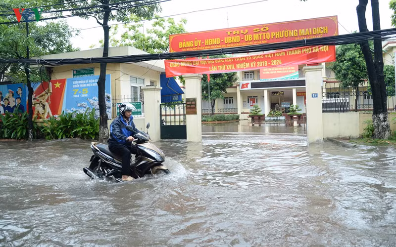 Đoạn ngập tại trụ sở Đảng ủy, HĐND, UBND, UB MTTQ phường Mai Dịch.