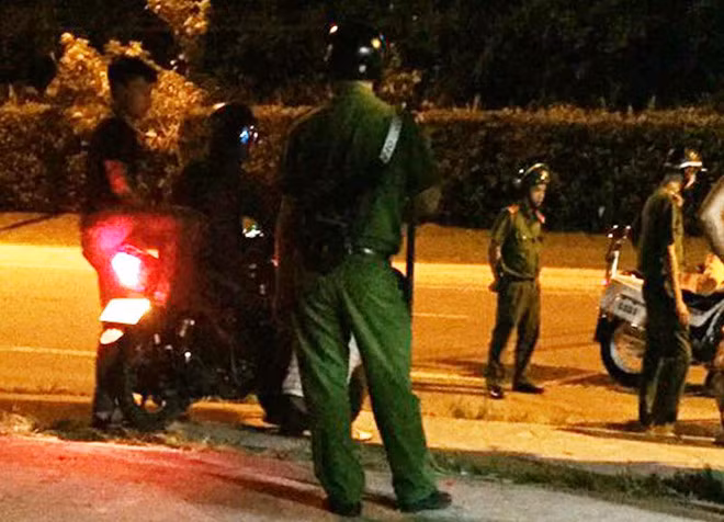 Bang nhom giang ho roi vu khi khi canh sat no sung tran ap