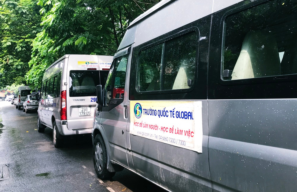 Trường Global cũng có hàng loạt xe đưa đón học sinh. Tuy nhiên quy trình, điều kiện đưa đón học sinh của nhà trường thế nào, có đảm bảo an toàn, đúng quy định của pháp luật hay không?