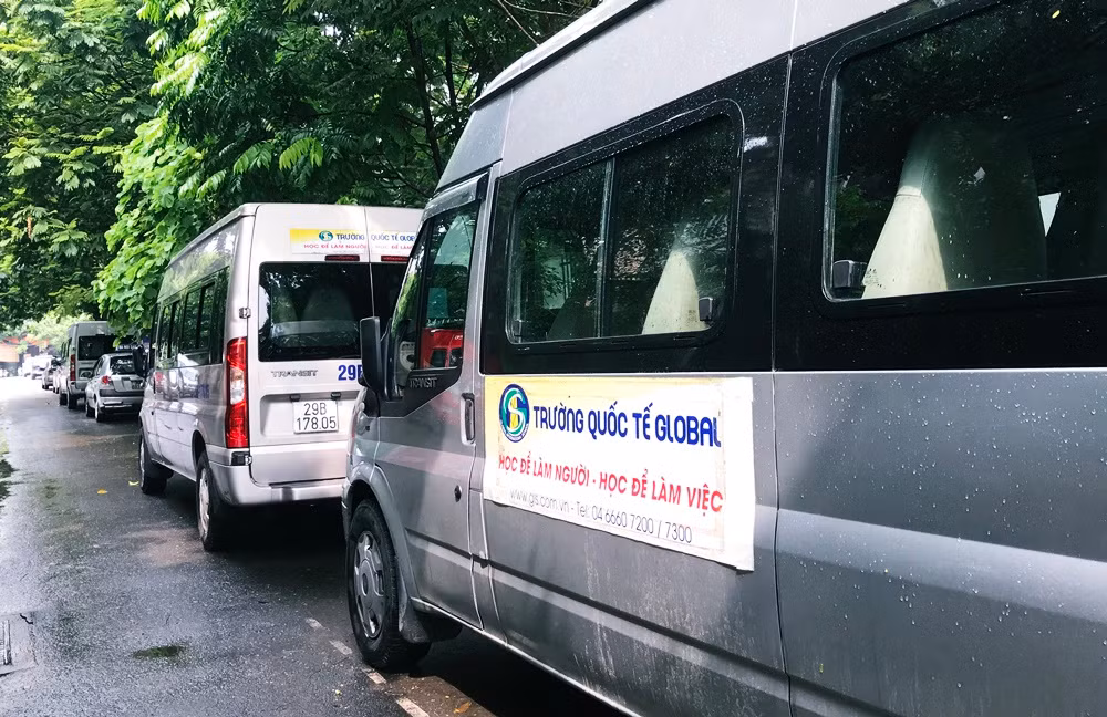 Trường Global cũng có hàng loạt xe đưa đón học sinh. Tuy nhiên quy trình, điều kiện đưa đón học sinh của nhà trường thế nào, có đảm bảo an toàn, đúng quy định của pháp luật hay không?