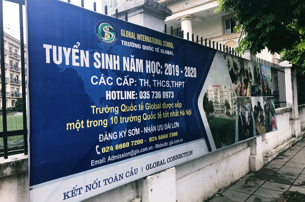 ... đến bên ngoài trường một cách rầm rộ. Và dù không nằm trong danh sách 11 trường Quốc tế Sở Giáo dục công bố, nhưng Global vẫn gắn mác "xếp hạng một trong 10 trường Quốc tế tốt nhất Hà Nội" trong các thông tin tuyển sinh của trường.