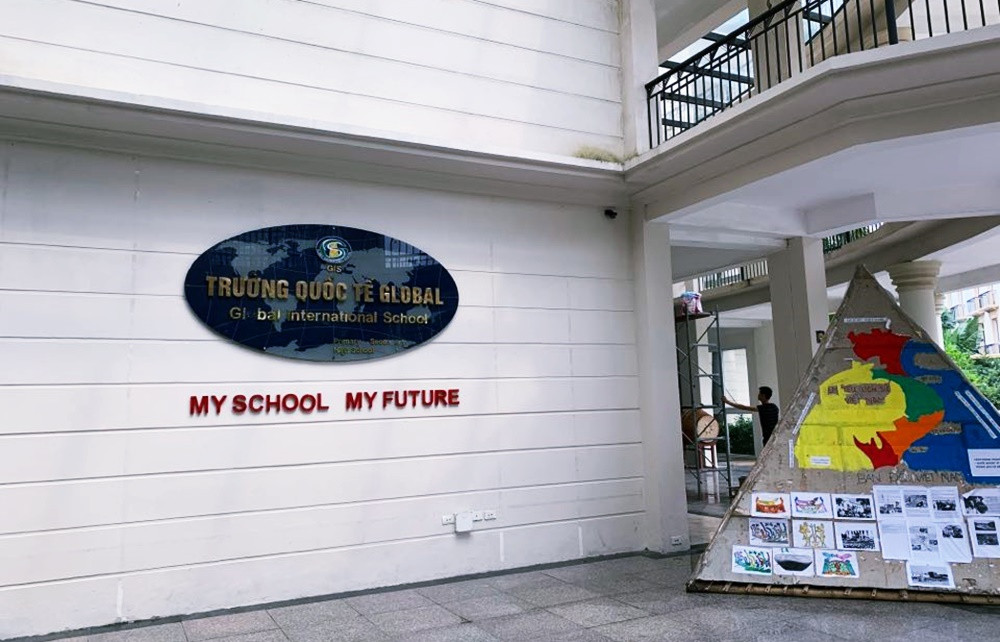 Tên "Trường Quốc tế Global" được treo khắp bên trong khuôn viên nhà trường.