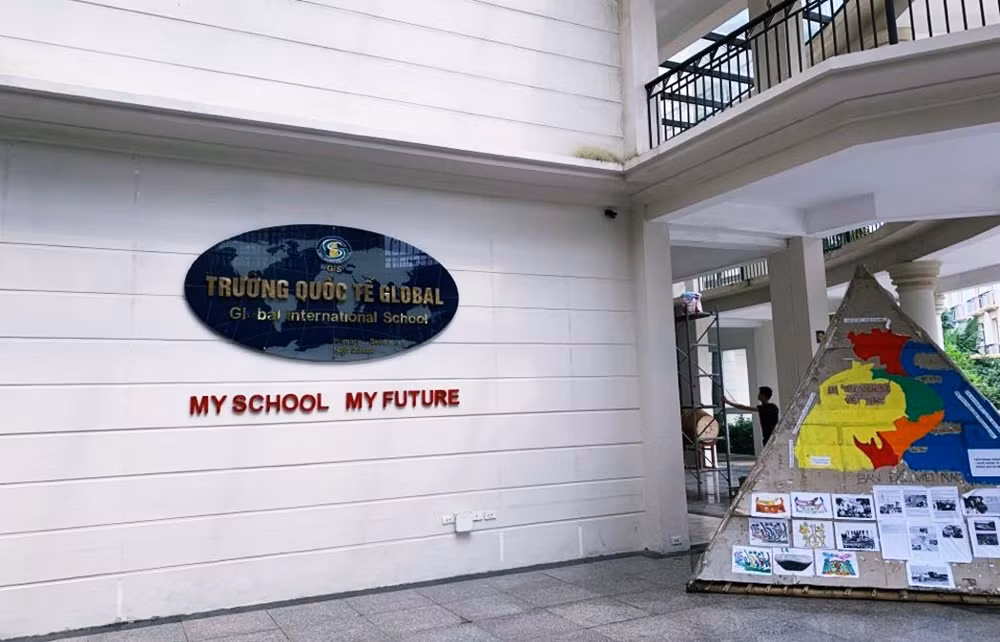 Tên "Trường Quốc tế Global" được treo khắp bên trong khuôn viên nhà trường.