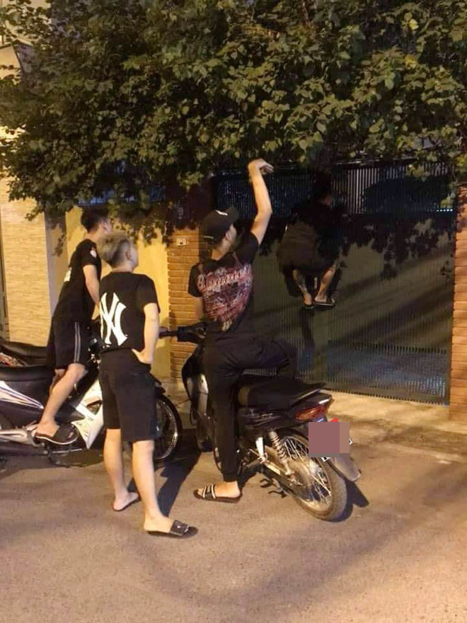 Den tan nha bo Son thay Vu doi no, nhom thanh nien tre nhan 