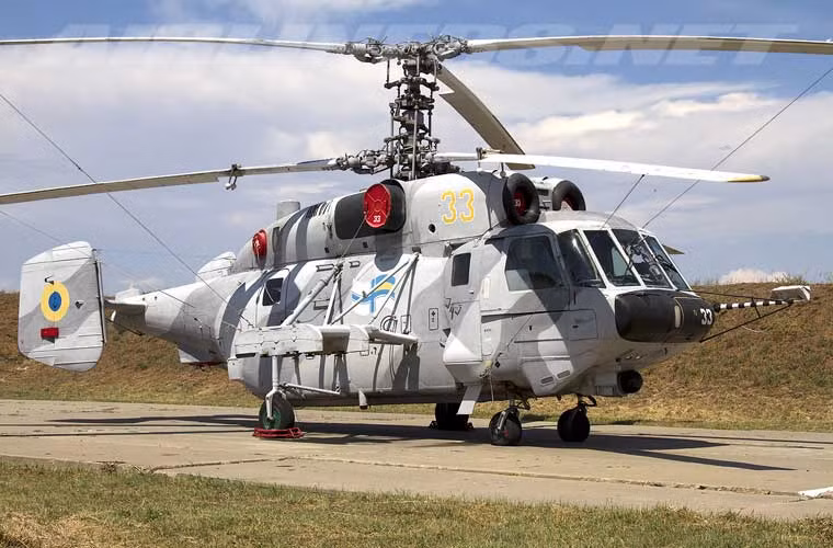 Không quân Hải quân Ukraine từng được ghi nhận là có trong biên chế 16 chiếc trực thăng tấn công Ka-29 do Cục thiết kế Kamov phát triển dựa trên dòng trực thăng săn ngầm huyền thoại Ka-27. Trong ảnh là một trong 16 trực thăng Ka-29 của Không quân Hải quân Ukraine tại một căn cứ.