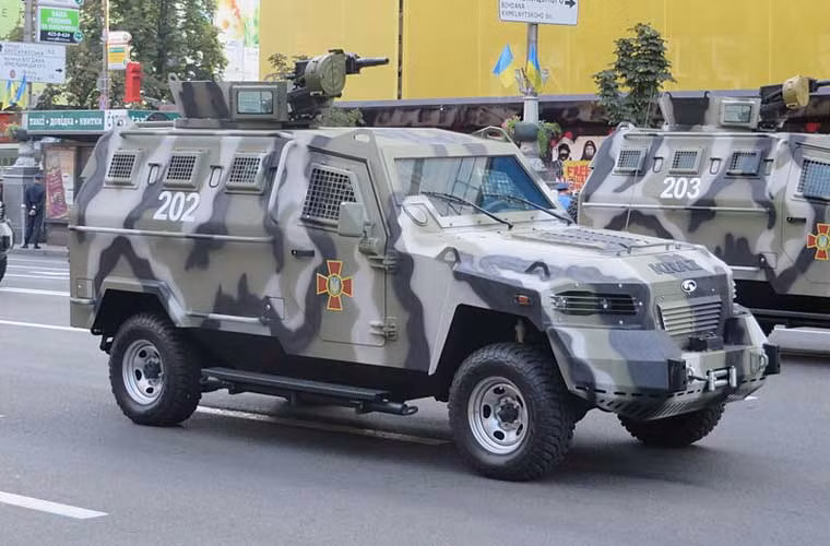…và xe thiết giáp kháng mìn Cougar để trang bị cho Quân đội Ukraine và Vệ binh Quốc gia UKraine. Ít nhất đã có một chiếc Cougar bị phá hủy bởi mìn bộ binh gần Lugansk vào tháng 12/2014.